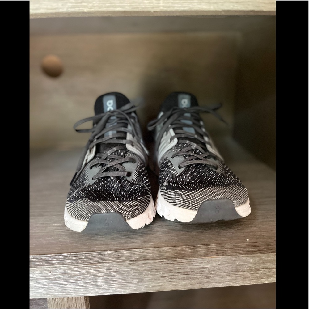 In clouds, worn once, Mens size 10.5 ,kind: Oncloudswift